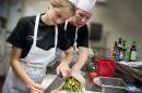 主要研究 students cooking Chinese food in the kitchen